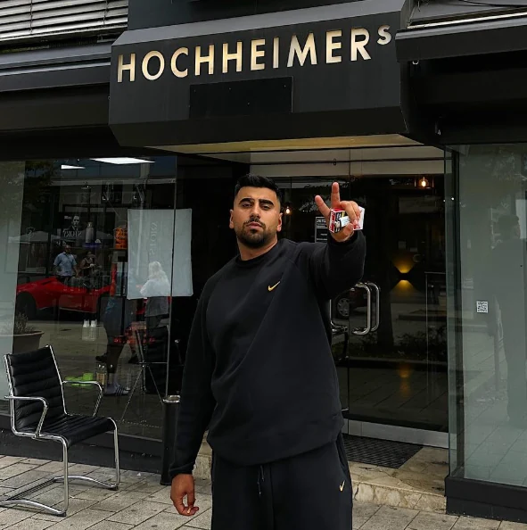 Eno vor dem Salon HOCHHEIMERS in der Klarastraße